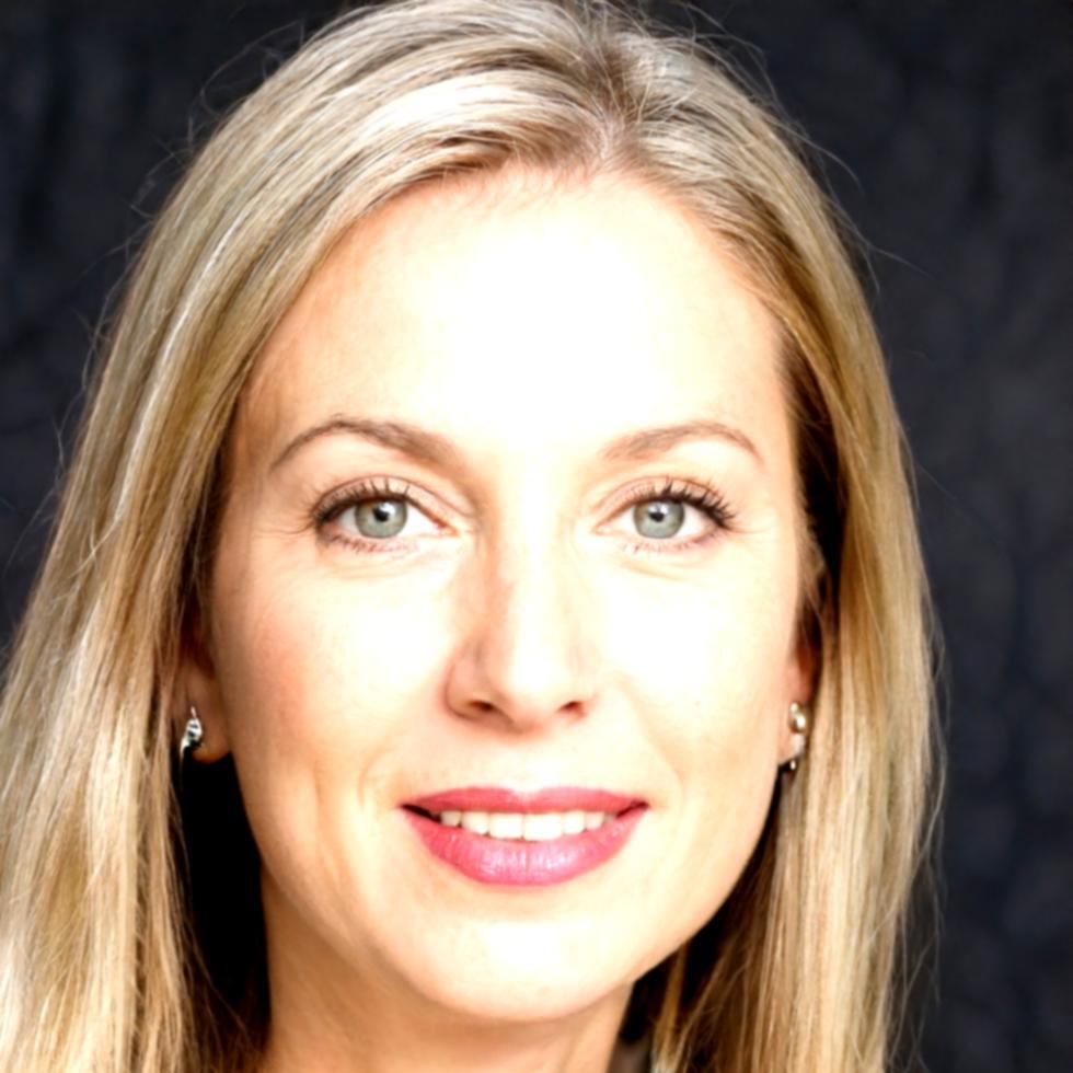 Instructora especialista en técnicas de maquillaje profesional